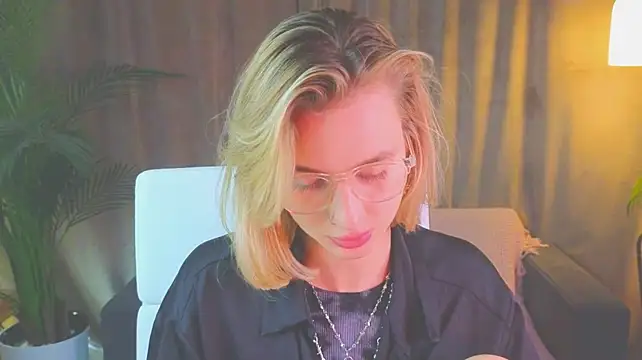 NoraMoreau's Live XXX Chat