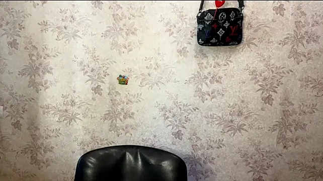 XXX chat uživo modela BigBabyMax