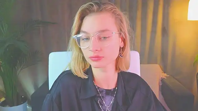 NoraMoreau's Live XXX Chat