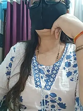 Aishwaryaa_69 Adlı Modelin Canlı XXX Sohbeti