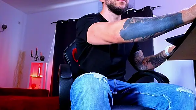 MightyAaron66 Adlı Modelin Canlı XXX Sohbeti