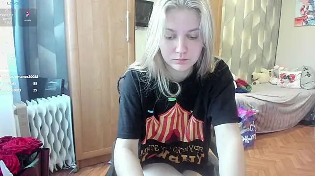 Tiny_Kiss live XXX chat