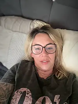 blondebitch2's Live XXX Chat