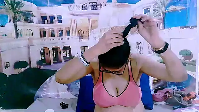 IndianAllure Adlı Modelin Canlı XXX Sohbeti