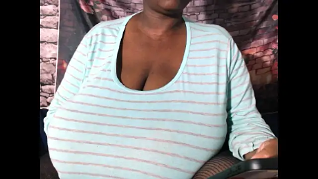Chat +18 de Biggblackboobs ao vivo