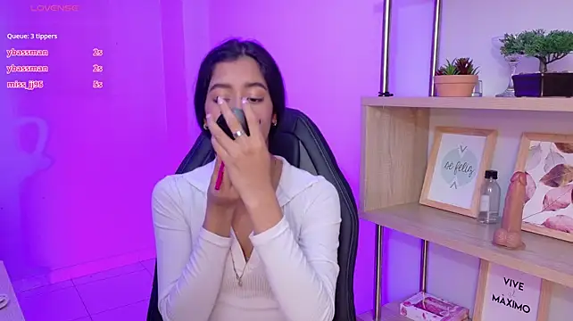 EmmiShery Chat XXX in diretta