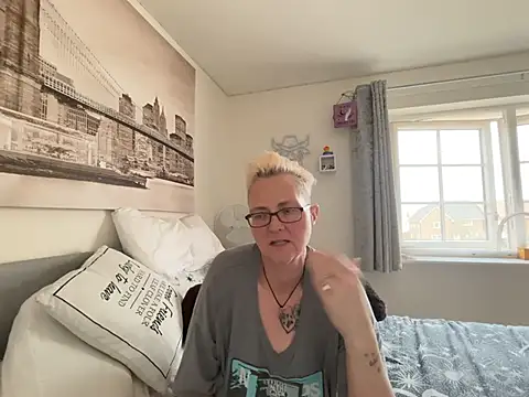 XXX chat uživo modela Curvy-Jinx