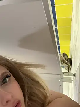 SiaLater - Sabrina take off her bra in public WC😱