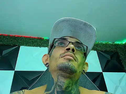 Boy_tatto77 Adlı Modelin Canlı XXX Sohbeti