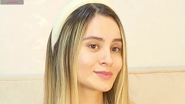 saritaturbai: διαδικτυακό σόου στην κάμερα