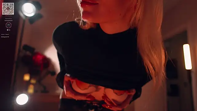 LinaKinky Adlı Modelin Canlı XXX Sohbeti