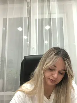 Seralunee Chat XXX live