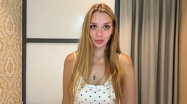 AngilaElvey - Spin around, show my outfit