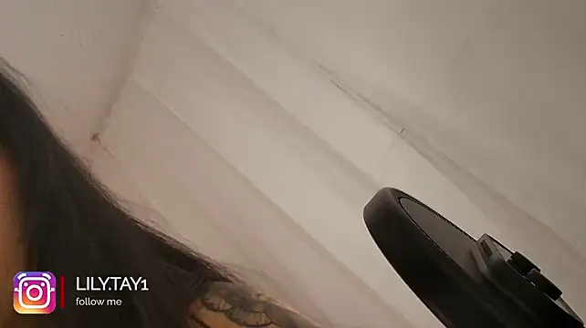 lily_tay_'s Live XXX Chat