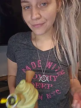 ScarletsWeb - 👽Smoke with me bong hit💨
