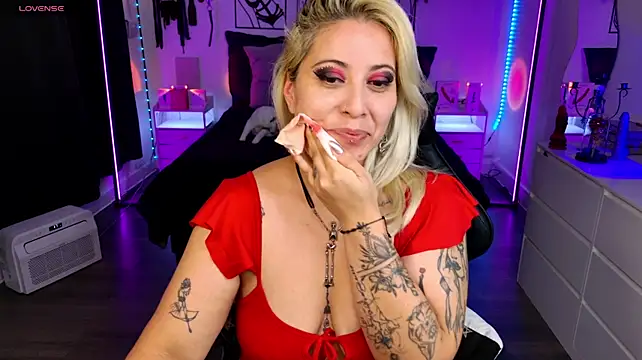 Blackwidow_s1 - show tits