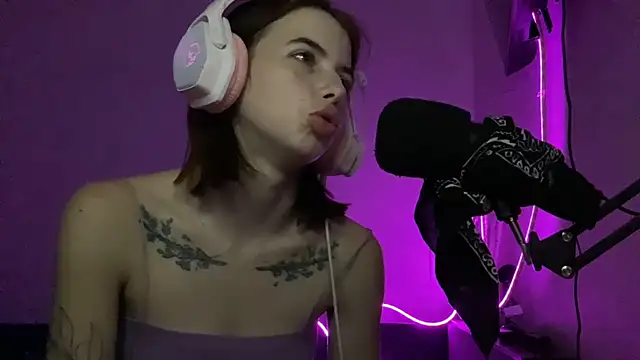 Chat +18 de NOVELLAA ao vivo