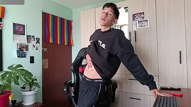 heyy_noah11: διαδικτυακό σόου στην κάμερα