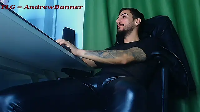 AndrewBanner Adlı Modelin Canlı XXX Sohbeti