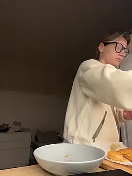 MaryHiggins - Sucking a dildo with saliva on her tits