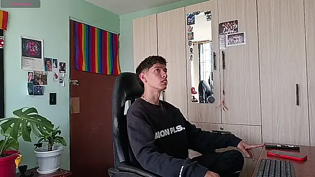 heyy_noah11 Adlı Modelin Canlı XXX Sohbeti