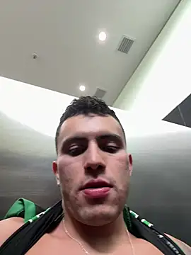 צ'אט XXX בשידור חי של LucasJewely