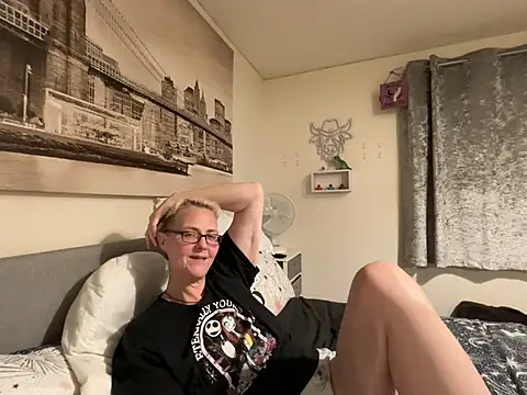 Curvy-Jinx's Live XXX Chat