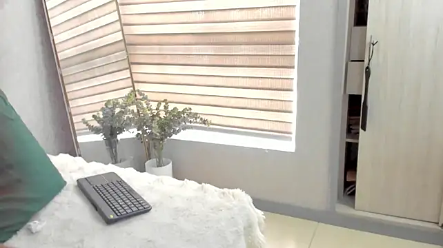 EmmaFerrary live XXX chat