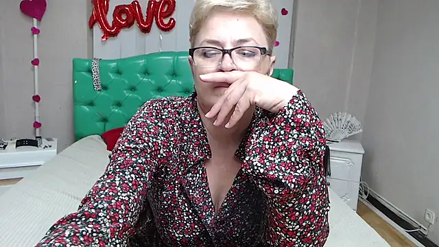 EmiliaGree's Live XXX Chat