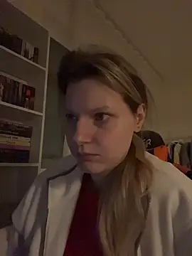 MaryHiggins - Sucking a dildo with saliva on her tits