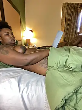 XXX chat uživo modela Tattedupdek
