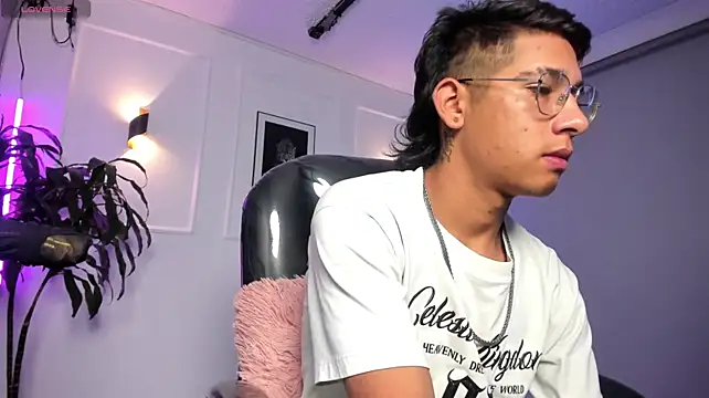 Harry04_ live XXX chat