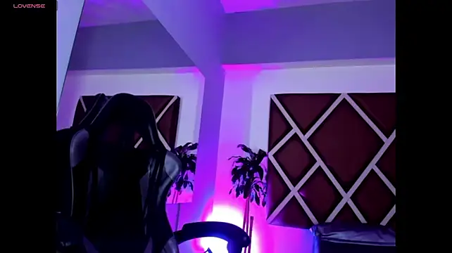 Karolinemonrooee's Live XXX Chat