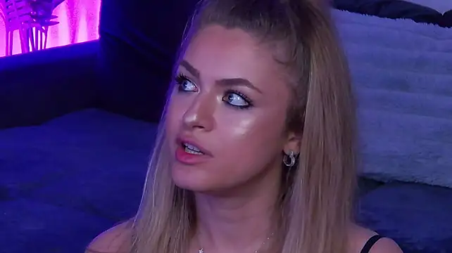 Aveenaquinn's Live XXX Chat