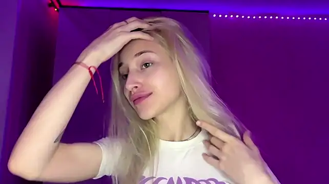 FiveFootBlonde live XXX chat