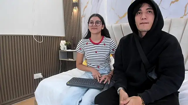 sweetauracouple's Live XXX Chat