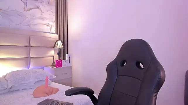 AmberGreyy_ - Flashs big boobs 🖤