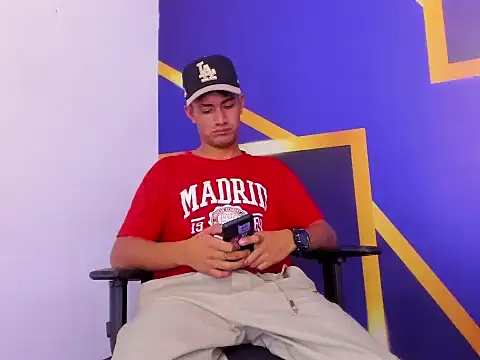 NIO_KLOUDS_'s Live XXX Chat