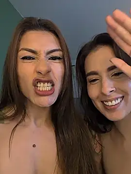 LatinaRoomies' Live XXX Chat