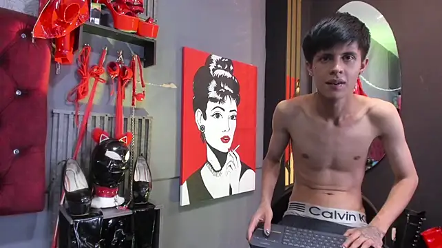 MikeHunteer Adlı Modelin Canlı XXX Sohbeti
