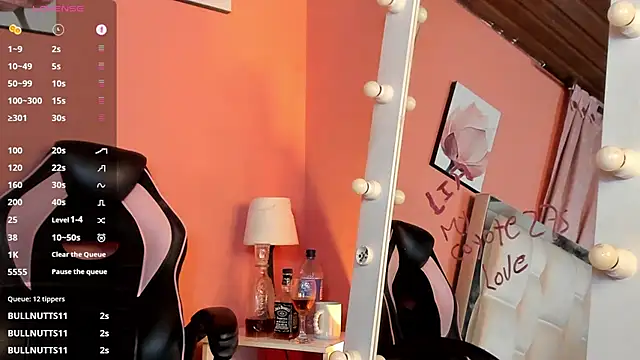 LiaTaylorr Adlı Modelin Canlı XXX Sohbeti