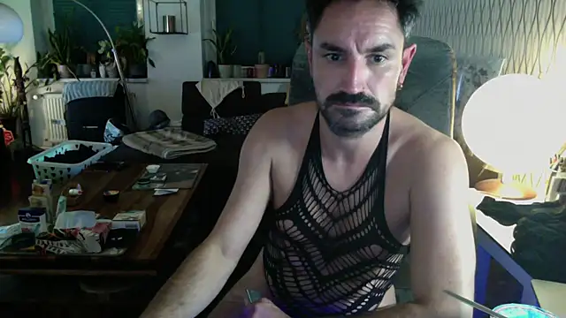 tomz0819 élő XXX-chatje