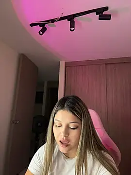 lunablossom_ Adlı Modelin Canlı XXX Sohbeti
