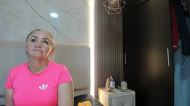 צ'אט XXX בשידור חי של queenstarhy