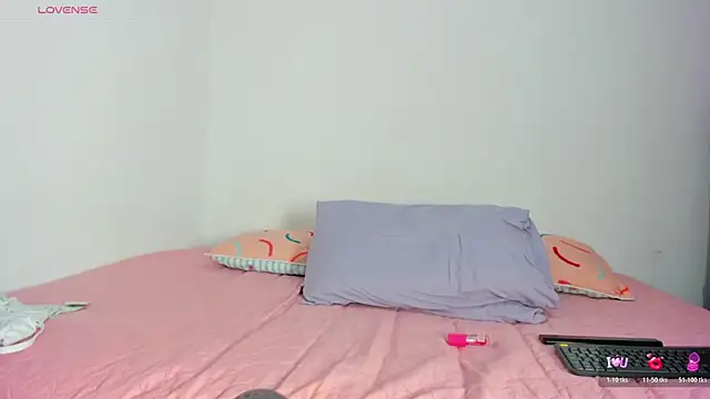 Hannah_Baileyy - ice cube on my breasts
