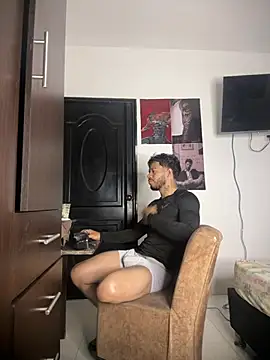 Enzomoretti__ live XXX chat