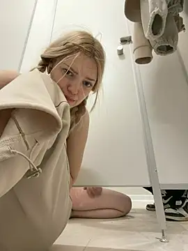 Nancy_chancy - Nancy UNZIP Elsa's bra! risky!
