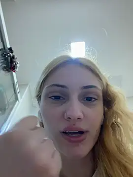 Larissa516 Adlı Modelin Canlı XXX Sohbeti