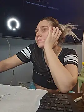 צ'אט XXX בשידור חי של ScarletsWeb