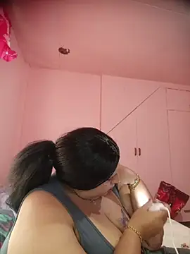 XXX chat uživo modela Strongshemail